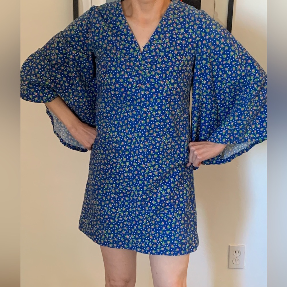 Jebbi of California Vintage 70s blue floral mini dress with bell sleeves .Cute❤️